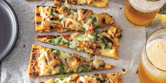 Grilled Mushroom and Spinach White Pizza
