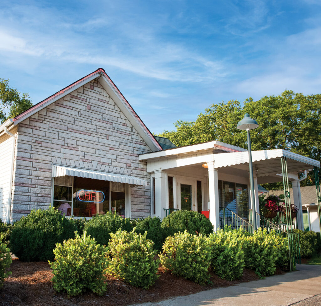 Exterior look at the Loveless Cafe on a sunny day.
